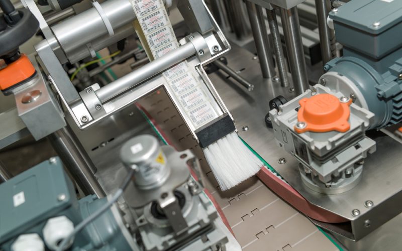 System etykietujący opakowania płaskie od góry z układem odrzutu